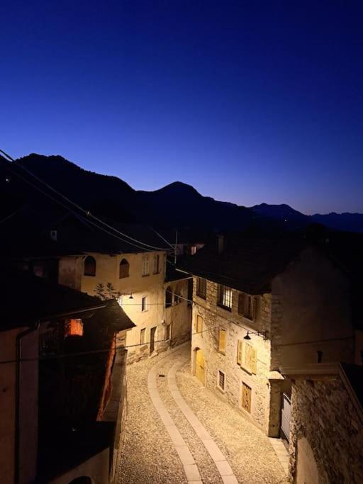 Appartamento Storico Con Giardino Soleggiato - B&B Via Rinaldi Arto Centonara 外观 照片
